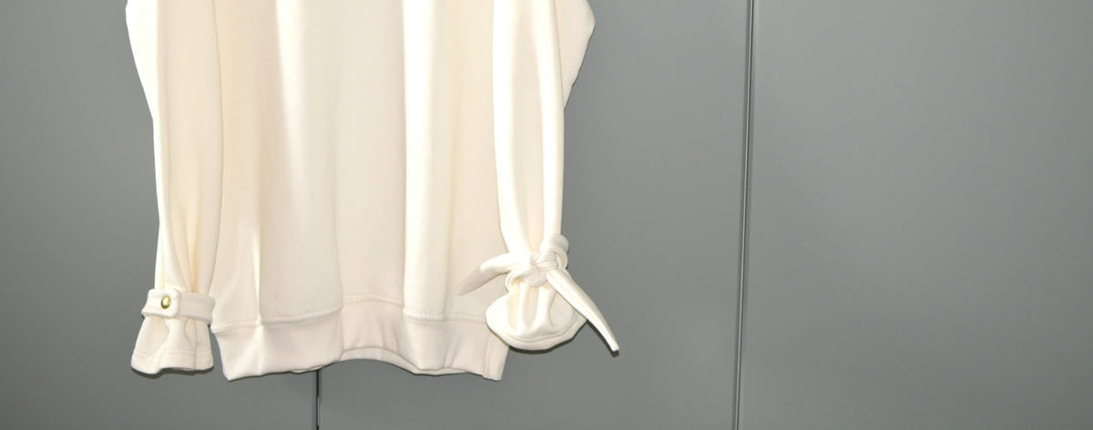 Modischer Sweater mit Riemchen am Arm