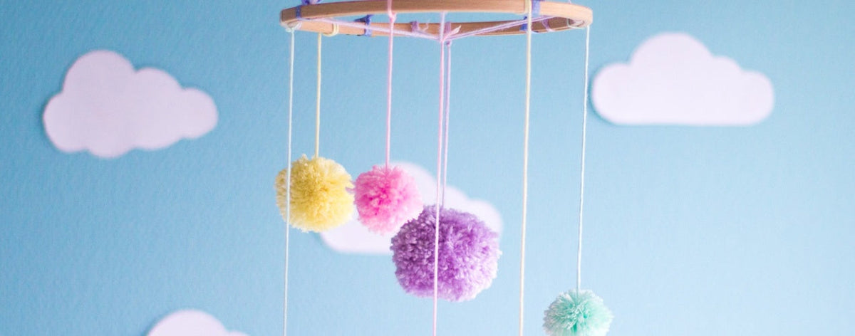 Mobilé aus Stickrahmen mit Pompons